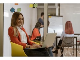 مع من يمكنني التواصل للحصول على حل اسايمنت في تخصص معين؟