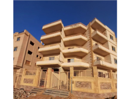 شقة 196 متر  بمدينة الشروق نصف تشطيب  مكونة من 3 غرف ومطبخ كبير وريسبشن 