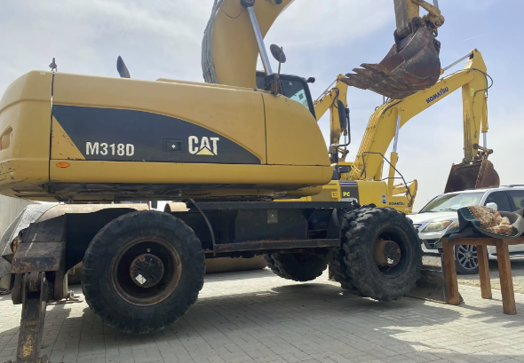 حفاره عجلات CAT 318 2012 بحالة ممتازه الصبغ الأصلي