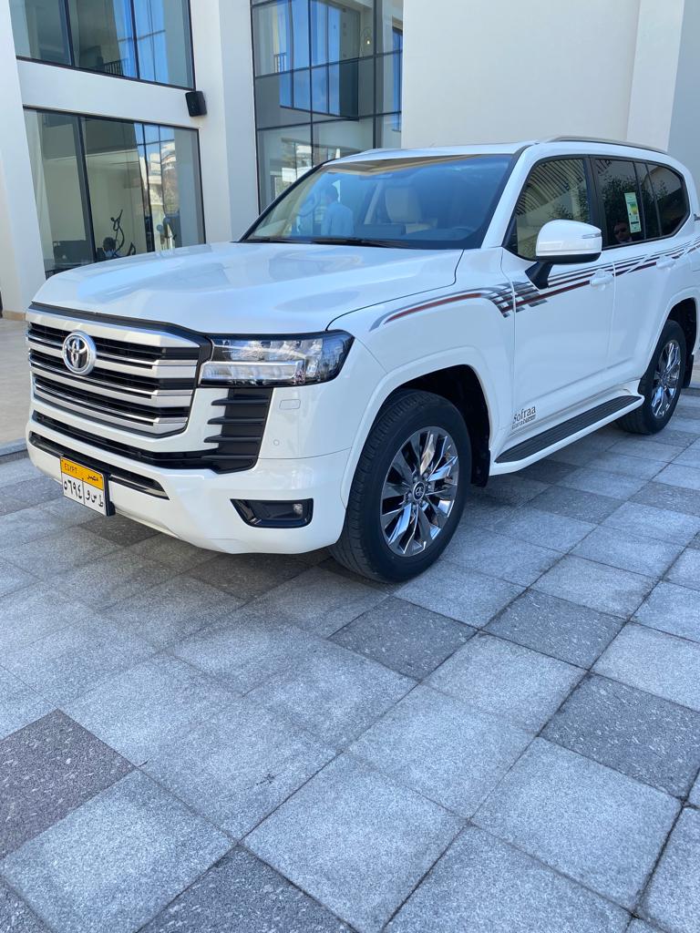 لاندكروزر 4x4 بسائق: فخامة ومغامرة بلا حدود  لأقوى الرحلات وأفخم التنقلات.