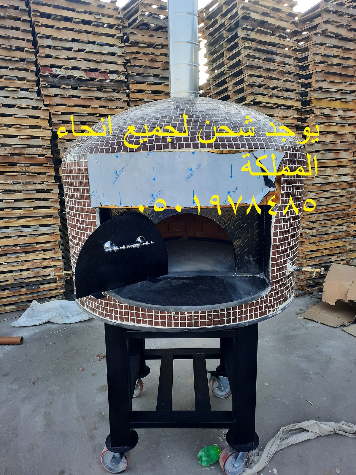 تشتهر نابولي في إيطاليا بتقديم البيتزا التقليدية التي تُخبز في أفران حجرية خاصة